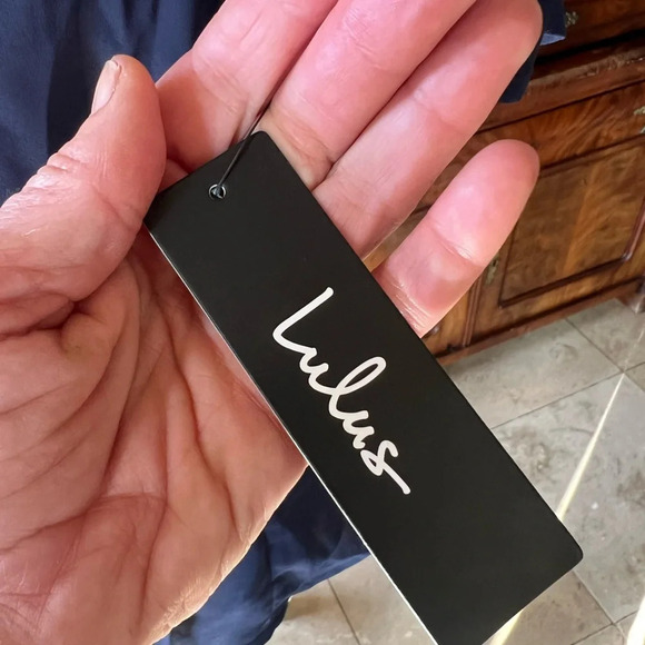 Lulus ladies wrap around ladies blouse NWT. Navy flowy split short sleeve. Large - Picture 6 of 11